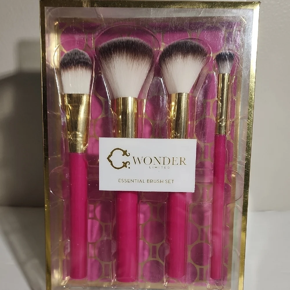 C. Wonder Pink 4-Piece Essential Makeup Brush Set Brand New With Box
